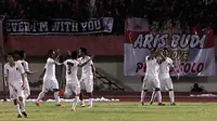 Sejumlah pemain PPSM Magelang merayakan gol ke gawang Persis Solo pada laga perdana grup C Piala Kemerdekaan di Solo, Jateng, Sabtu (15/8/2015). Persis takluk 2-3 dari PPSM. (Bola.com/Vincensius Sarwono)