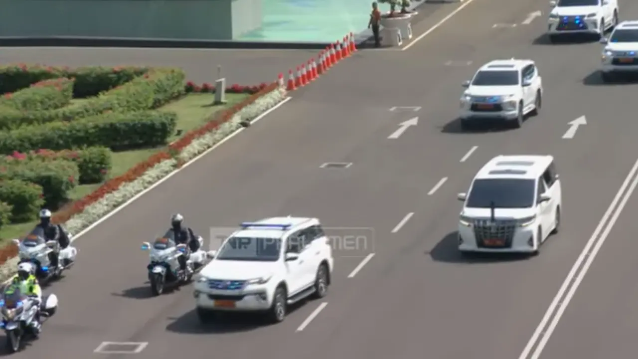 Mobil presiden terpilih Prabowo Subianto tiba di Kompleks MPR/DPR