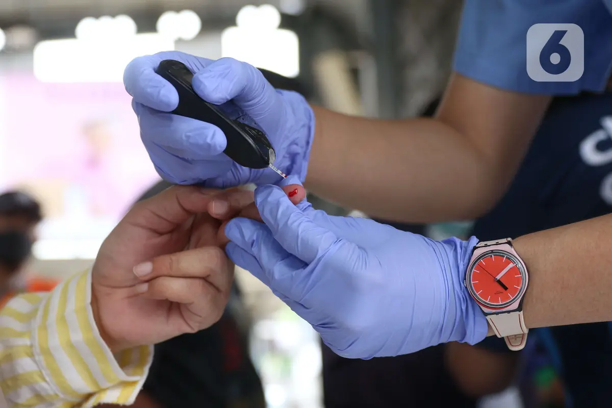 Peringati Hari Diabetes Sedunia, Penumpang Kereta Cek Gula Darah Gratis