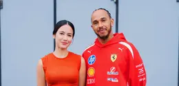Pevita Pearce semakin menunjukkan ketertarikannya dengan dunia balap mobil. Tak hanya nonton balapan F1 di kursi terdepan, ia berkesempatan bertemu sang idola, Lewis Hamilton [@pevpearce]