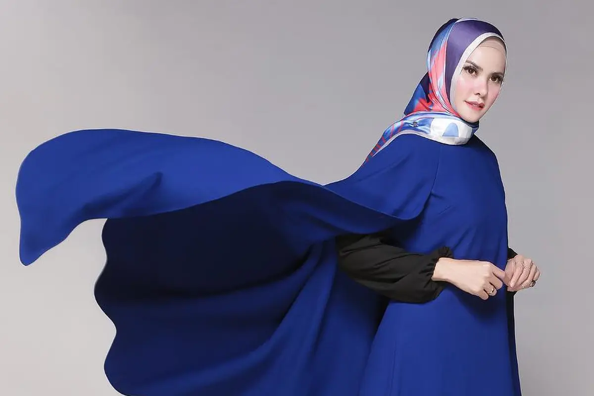 [Bintang] Rumor Talak Cerai Vicky Prasetyo, Lihat Cerahnya Angel Lelga dengan Busana Muslim yang Vibrant