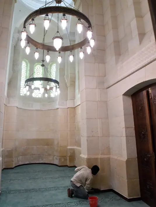 Pekerja membersihkan salah satu sudut Masjid Ketchaoua atau Katsyawah di distrik Casbah, Aljir, Aljazair, Rabu (15/11). Masjid ini dibangun pada masa Dinasti Ottoman di abad ke-17. (AFP Photo/Ryad Kramdi)