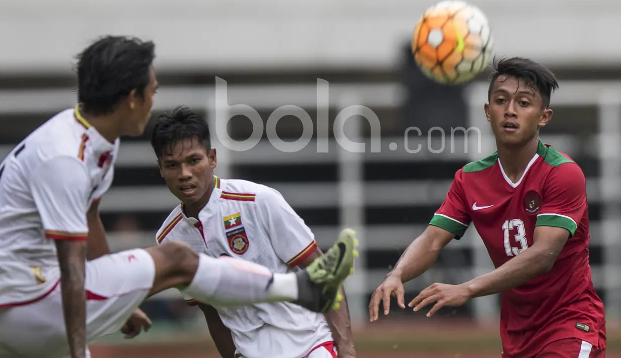 Gelandang Persib Bandung, Febri Haryadi, duel udara dengan pemain Myanmar. Tampil gesit dalam menyisir sayap kanan membuat pemain 21 tahun ini mendapat sanjungan dari pelatih Myanmar, Gerd Zeise. (Bola.com/Vitalis Yogi Trisna)
