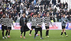 Para pemain Juventus meninggalkan lapangan pada akhir pertandingan Serie A Italia antara Juventus dan Como di stadion Allianz di Turin pada 21 Februari 2026. (Isabella BONOTTO/AFP)
