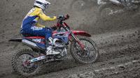 Crosser muda binaan PT Astra Honda Honda (AHM) Delvintor Alfarizi tampak balapan di ajang FIM Motocross World Championship (MXGP) seri Uddevala, Swedia, dalam kondisi trek sangat buruk. (PT Astra Honda Motor).
