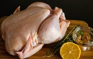 Ilustrasi daging ayam segar. (Photo by JK Sloan on Unsplash)