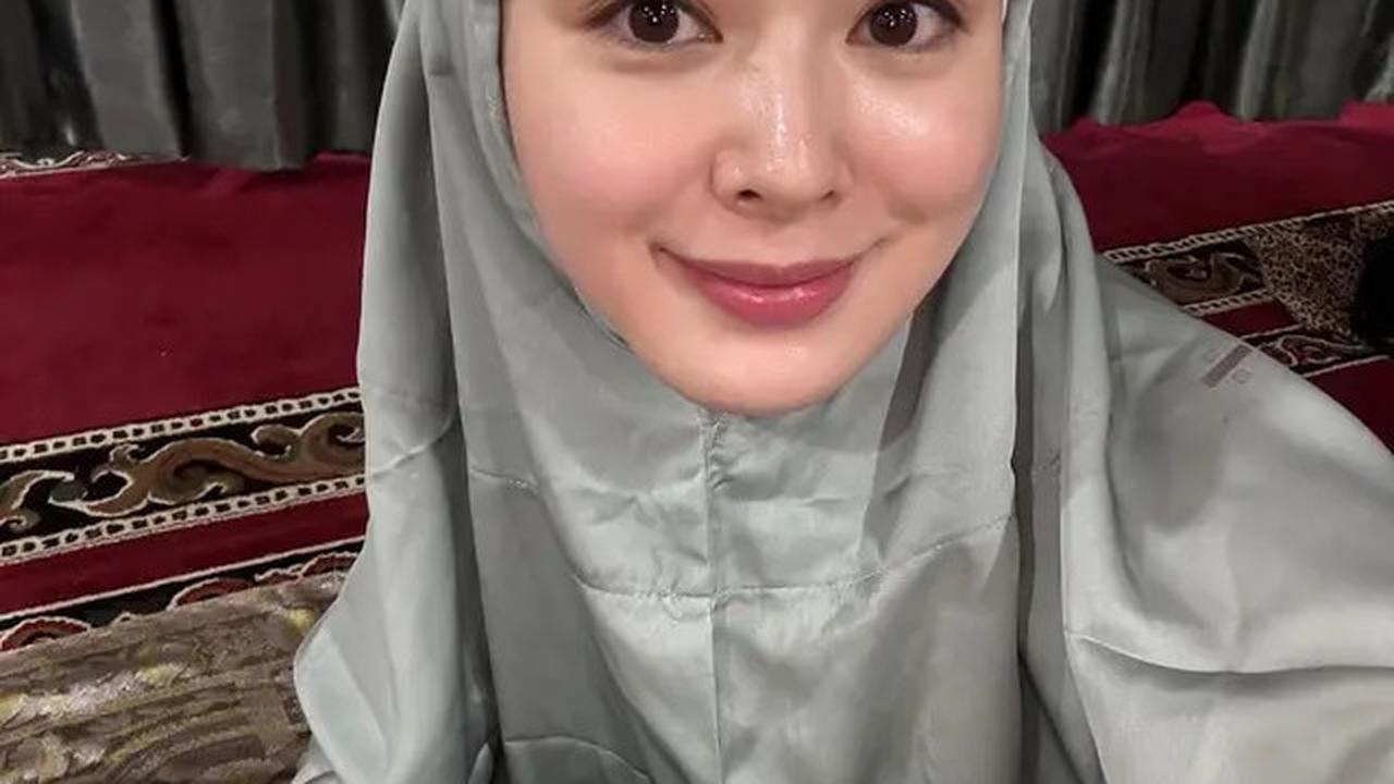 6 Potret Ayana Moon Jalani Ramadan di Indonesia, Jajan Cilok hingga Tarawih
