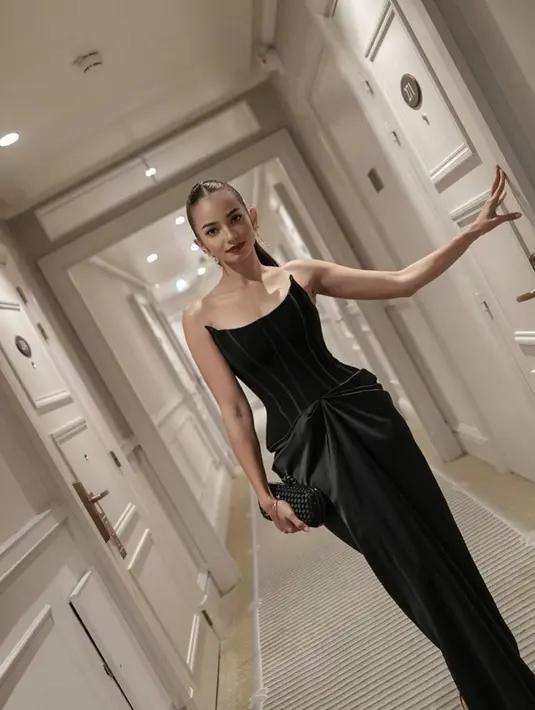 Pada kesempatan ini, Enzy Storia tampil dengan look polished yang memesona. Aksen ponytail hadirkan kesan yang begitu sempurna.  [Foto: Instagram/ Enzy Storia]