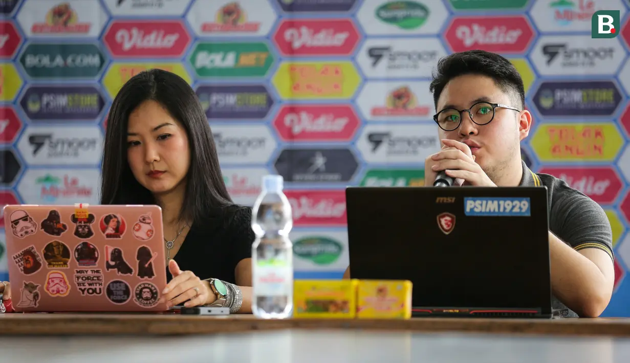 <p>Manajer Bisnis PSIM, Jonathan Putra Tjung (kanan) memberikan pernyataan saat konferensi pers sponsor PSIM Yogyakarta 2022 di Wisma PSIM Yogyakarta, Sabtu (13/08/2022). (Bola.com/Bagaskara Lazuardi)</p>