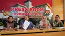 Dirkrimsus Polda Papua, Kombes Guntur Setiyanto (kedua dari kiri) saat rilis di Mabes Polri, Jakarta, Sabtu (30/5). Investasi Bodong bermodus MLM (Multi Level Marketing) bernama PT. Wandermind berhasil diringkus Polda Papua. (Liputan6.com/Yoppy Renato)