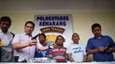 Tim Resmob Polrestabes Semarang saat rilis barang bukti milik komplotan pencuri spesialis rumah kosong di Halaman Polrestabes Semarang , Minggu ( 19/6). Berbagai barang di gondol oleh pelaku mulai  dari barang elektronik hingga perhiasan. (Gholib)