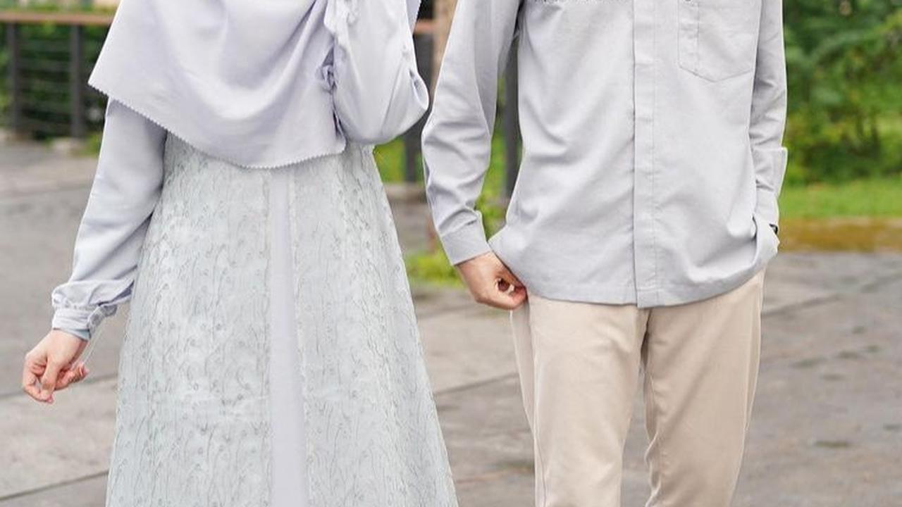 <b>5. Gamis Polos Brokat ala Anisa Rahmah</b><br>