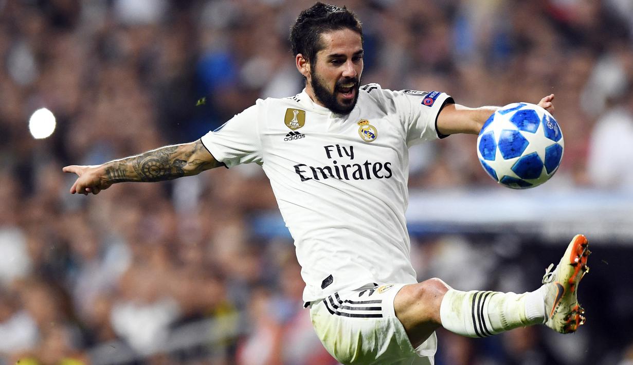 Isco. Gelandang serang Spanyol berusia 30 tahun yang baru saja meninggalkan Real Madrid dan hijrah ke Sevilla ini telah lama menjadi incaran Manchester City. The Citizens bahkan telah meminatinya sejak ia masih membela Malaga pada 2011/2012 hingga 2012/2013. Ketika akhirnya ia berlabuh ke Real Madrid sejak 2013/2014 hingga akhir musim 2021/2022 ia selalu dikaitkan dengan Manchester Biru di tiap bursa transfer musim panas. Namun transfer sang pemain tak pernah terwujud hingga kini. (AFP/Gabriel Bouys)