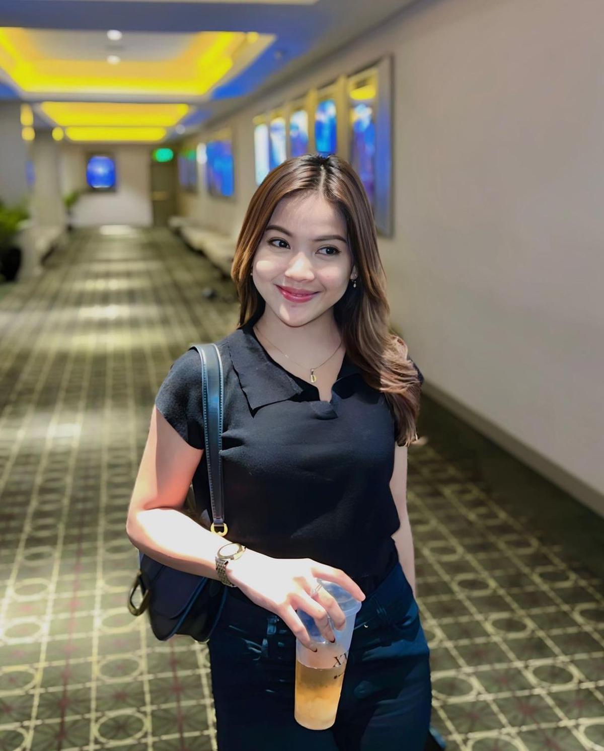 Potret Cantik Dinda Teratu, Penyanyi Dangdut yang Terkenal Lewat Lagu 'Gara-Gara Sebotol'