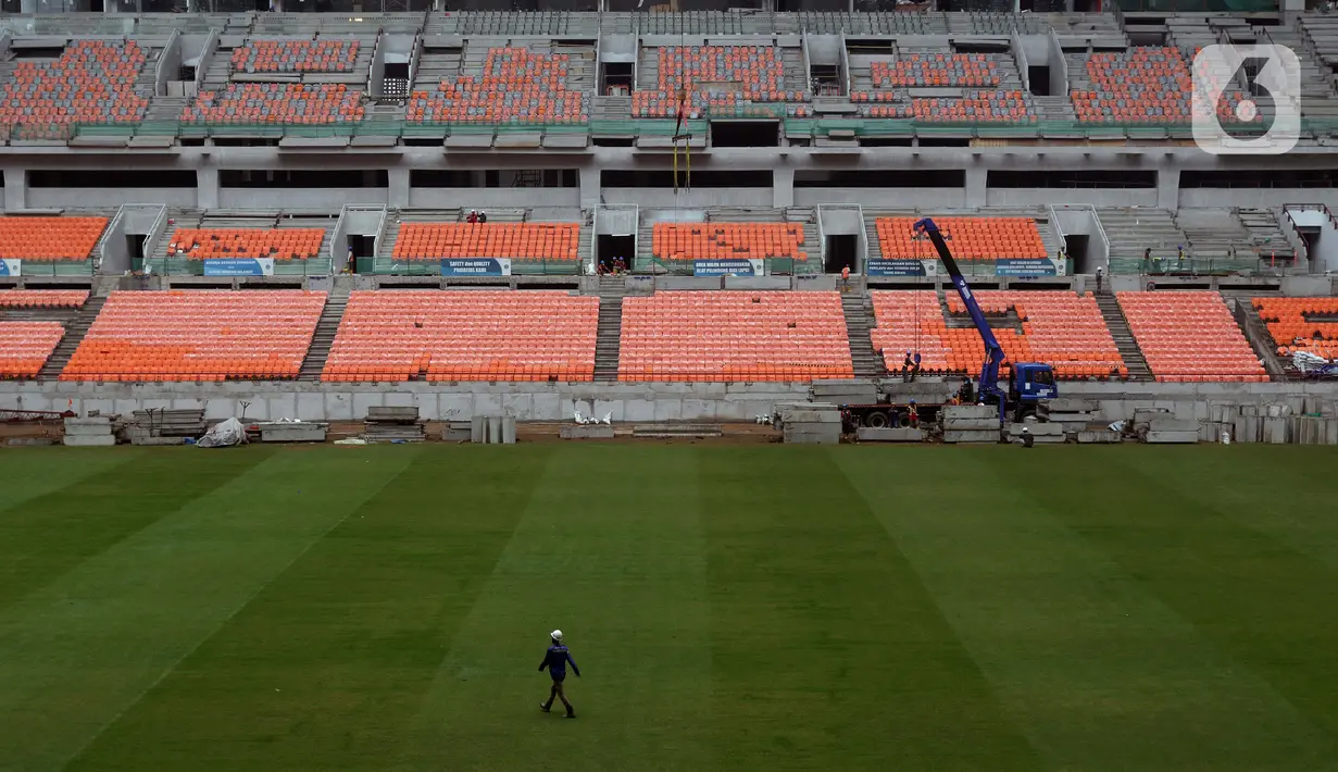 Tampilan lapangan utama Jakarta International Stadium (JIS), Selasa (21/12/2021). Pembangunan stadion yang dirancang sesuai standar Federation Internationale de Football Association (FIFA) ini rencananya mampu menampung hingga 82.000 penonton. (Liputan6.com/Helmi Fithriansyah)