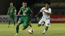 Striker PS Sleman, Velez Nicolas Leandro (kiri) menguasai bola dibayangi pemain Persebaya Surabaya, Dicky Kurniawan Arifin dalam laga Grup C Piala Menpora 2021 di Stadion Si Jalak Harupat, Bandung, Rabu (7/4/2021). (Bola.com/Ikhwan Yanuar)