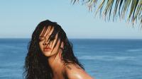 Rihanna kembali mengunggah potret kehamilannya yang kali ini nyaris tanpa busana. (Dok: Instagram @badgalriri)