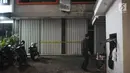 Garis polisi melintang di Restoran Geprek Bensu pasca kebakaran di Jalan Fatmawati, Jakarta Selatan, Rabu (31/1/2019). Bangunan 3 lantai tersebut terbakar sekitar pukul 14.21 dan berhasil dipadamkan dengan 13 unit mobil pemadam. (Liputan6.com/Faizal Fanani)