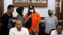 Artis Karenina Maria Anderson (KMA) dihadirkan saat rilis kasus penyalahgunaan narkoba di Polres Jakarta Selatan, Jakarta, Rabu (2/8/2023). Sat Narkoba Polres Metro Jakarta Selatan menangkap Karenina Maria Anderson terkait kasus penyalahgunaan narkoba. (Liputan6.com/Johan Tallo)