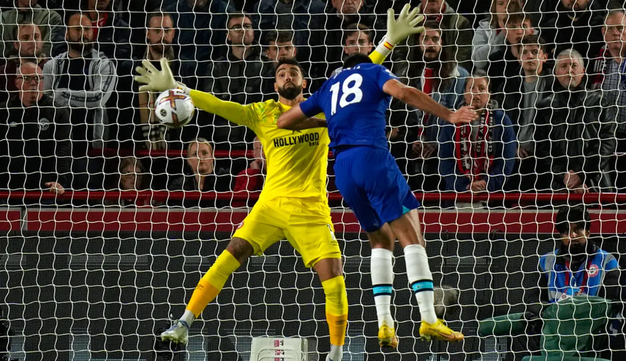 Pemain Chelsea Armando Broja (kanan) mencoba menyundul bola ke gawang Brentford yang dijaga kiper David Raya pada pertandingan sepak bola Liga Inggris di Stadion Gtech Community, London, Inggris, 19 Oktober 2022. Pertandingan berakhir imbang 0-0. (AP Photo/Alastair Grant)