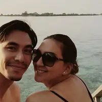 Pasangan presenter pemeran, Darius Sinathrya dan Donna Agnesia baru saja merayakan ulang tahun pernikahan yang ke sepuluh. Keduanya menghabiskan waktu berdua di Pulau Maldives. (Instagram/darius_sinathrya)