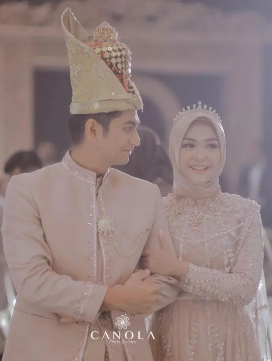 Sementara Teuku Ryan terlihat gagah dalam balutan beskap dengan kain songket emas rancangan Rakesh Bhagwandas dari SAS Design. Gayanya pun diperlengkap dengan Meukeutop, kopiah khas Aceh. (Instagram/hisyam.sajin).