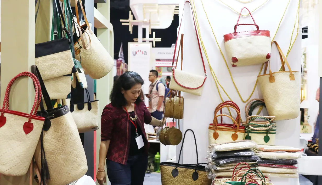 Kerajinan tas dipajang saat pameran Kriyanusa Dewan Kerajinan Nasional 2017, di JCC, Jakarta, Rabu (27/9). Acara ini memamerkan keramik tanah liat, serat alam, tekstil kain, kayu-kayuan, logam, dan hasil olahan bahan alami. (Liputan6.com/Angga Yuniar)