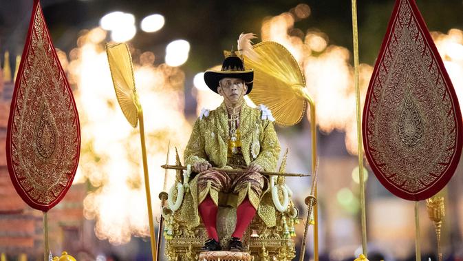 Raja Thailand Maha Vajiralongkorn diarak menggunakan tandu keliling Kota Bangkok, Thailand, Minggu (5/5/2019). Maha Vajiralongkorn resmi menjabat Raja Thailand menggantikan Raja Bhumibol Adulyadej yang meninggal dunia. (AP Photo/Wason Wanichorn)