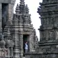 Putri mantan Presiden Amerika Serikat, Barack Obama keluar dari salah satu bangunan Candi Prambanan, Yogyakarta, Kamis (29/6). Barack Obama beserta keluarga berlibur dan mengunjungi sejumlah tempat di Yogyakarta. (Liputan6.com/Helmi Fithriansyah)