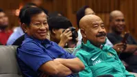 Komite Pemilihan Ketua PSSI, Agum Gumelar (kiri) dan IGK Manila hadir menyaksikan debat  terbuka enam caketum PSSI 2016-2010 di Hall SCTV Tower, Jakarta, Selasa (4/10).