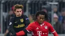 Gelandang Muenchen, Renato Sanches berusaha mengumpan bola dari kawalan penyerang Antoine Griezmann pada Liga Champions Grup D di Munich, Jerman, (7/12). Muenchen menang atas Atletico Madrid dengan skor 1-0. (AFP PHOTO/Guenter Schiffmann)