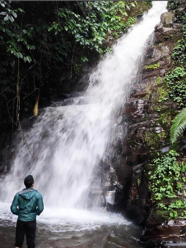 Potret Eril anak Ridwan Kamil di depan air terjun Subang yang diunggah 8 Juni 2019, tepat tiga tahun lalu seperti tanggal ditemukannya jenazah almarhum di Swiss. (Instagram @emmerilkahn)