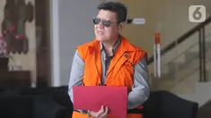 Pengusaha Kock Meng berjalan keluar seusai menandatangani berkas surat perpanjangan penahanan di Gedung KPK, Jakarta, Rabu (30/10/2019). Kock Meng  merupakan tersangka penyuap Gubernur Kepri nonaktif Nurdin Basirun. (merdeka.com/Dwi Narwoko)