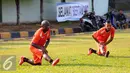 Pesepakbola Persija asal Kamerun, Mbida Messi (kiri) melakukan pemanasan saat mengikuti latihan di Markas Yon Zikon 14, Jakarta, Senin (24/8/2015). Persija kembali berlatih untuk menghadapi turnamen Piala Presiden 2015. (Liputan6.com/Helmi Fithriansyah)