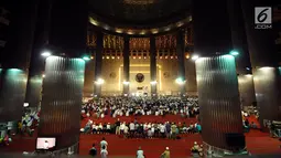 Umat muslim memenuhi ruang utama Masjid Istiqlal jelang salat sunah gerhana atau salat khusuf, Jakarta, Rabu (31/1). Ribuan umat muslim melaksanakan salat sunah gerhana atau salat khusuf di Masjid Istiqlal. (Liputan6.com/Helmi Fithriansyah)