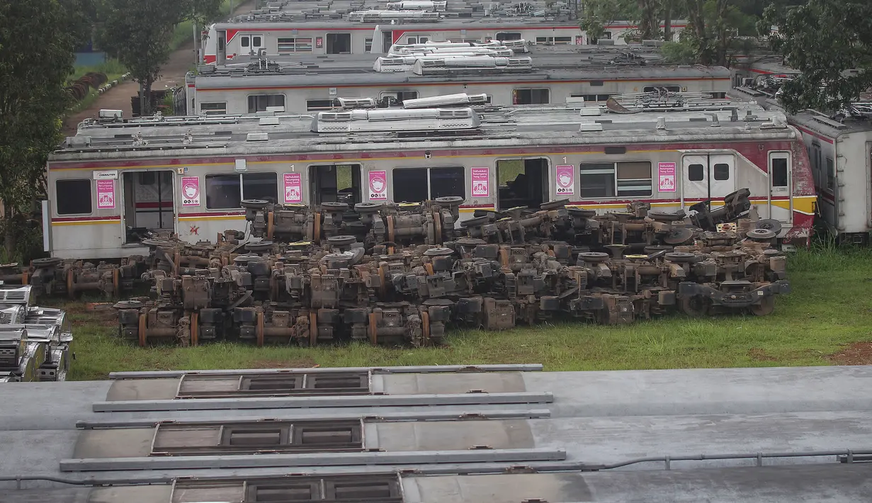 Hal ini dikarenakan kondisi gerbong tersebut telah mengalami kerusakan berat atau afkir dan memasuki masa konservasi, sehingga tidak memungkinkan untuk dilakukan perawatan maupun perbaikan lanjutan. Tampak dalam foto, tumpukan Kereta Rel Listrik (KRL) afkir di Depo Depok, Jalan Kampung Rawageni, Cipayung, Kota Depok, Jawa Barat, Selasa (20/01/2026). (Merdeka.com/Arie Basuki)