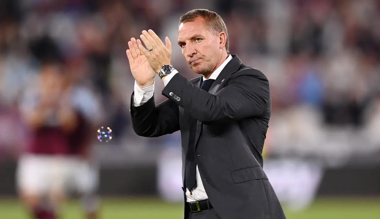 Brendan Rodgers - Mantan manajer Liverpool ini sangat erat dikaitkan sebagai pengganti Ole Gunnar Solskjaer di Manchester United. Namun sejauh ini Brendan Rodgers masih berkomitmen untuk menyelesaikan kontrak kerja bersama Leicester City. (AFP/Glyn Kirk)