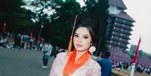 Syandria memilih kebaya modern warna pink yang dihiasi taburan payet apik. [@syandria]