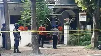 Penggeledahan rumah terduga teroris di Magetan, Jawa Timur. (Liputan6.com/Dian Kurniawan)