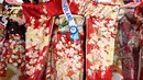 Miss Polandia, Paulina Maziarz berpose mengenakan baju tradisional Kimono saat konferensi pers Miss International Beauty Pageant di Tokyo (27/10). Final Miss International Beauty Pageant ke-57 diadakan pada 14 November mendatang. (Toshifumi KITAMURA/AFP)