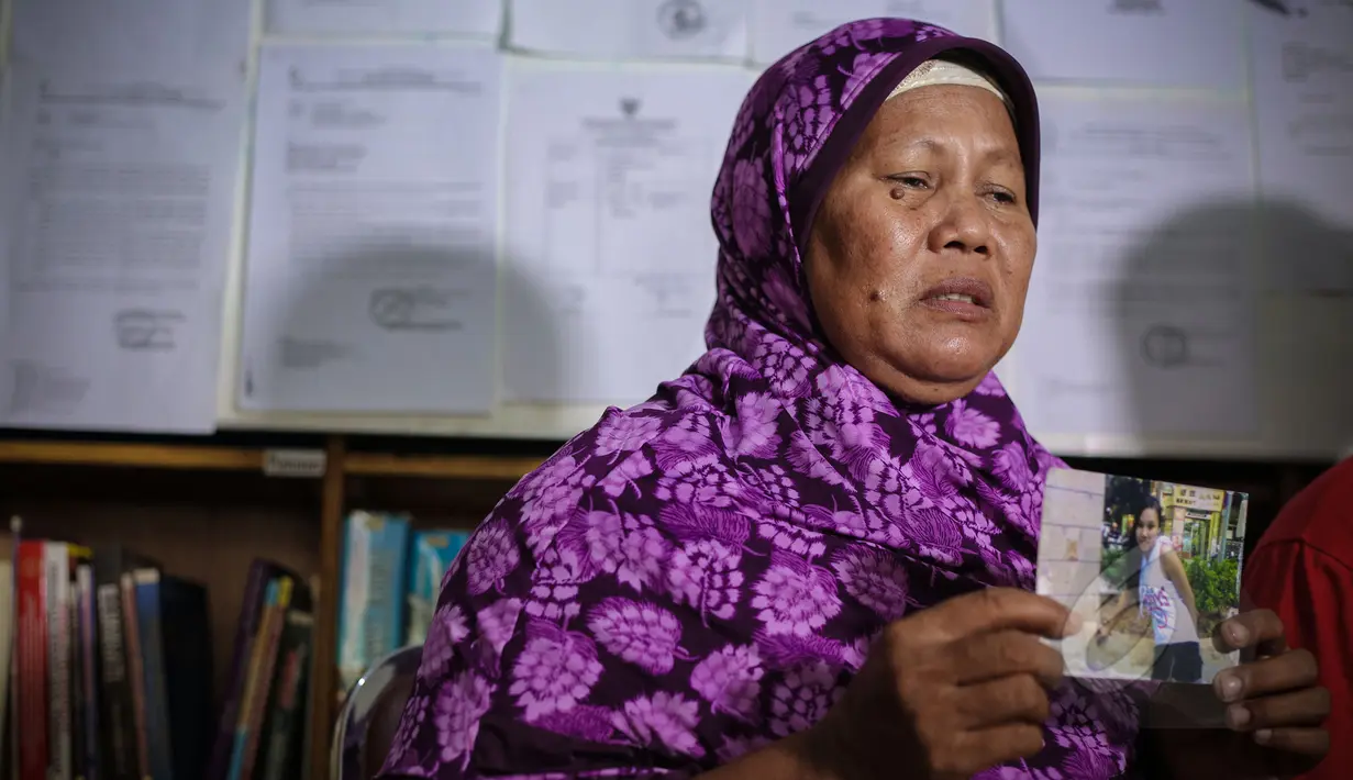Narsiah, ibu kandung Wanipah menyampaikan permohonan bantuan kepada Presiden Jokowi terkait ancaman hukuman mati TKI Wanipah di Tiongkok, di Kantor Sekretariat Serikat Pekerja Indonesia Luar Negeri (SPILN), Minggu (17/5). (Liputan6.com/Faizal Fanani)