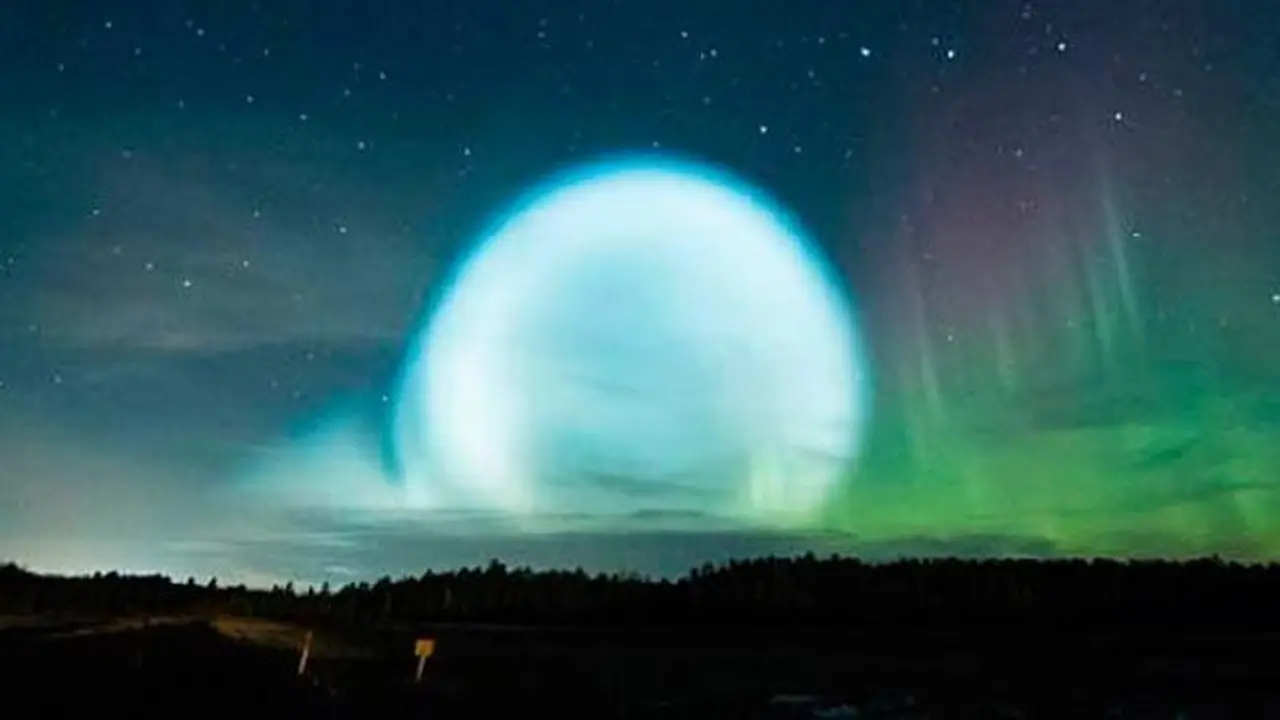 Bola bercahya pucat biru terlihat di langit Siberia (Twitter/Alexey Yakovlev)
