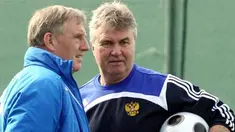 Russia's national football team coach Guus Hiddink (R) attends a training session in Turkey's coastal province of Antalya on February 11, 2009. AFP PHOTO/IHLAS NEWS AGENCY
