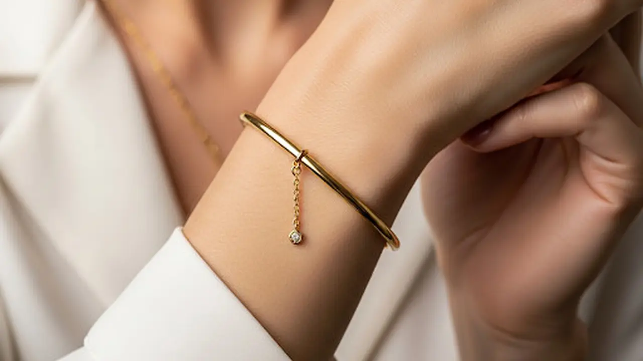 Model Gelang Emas 8 Gram dengan Liontin