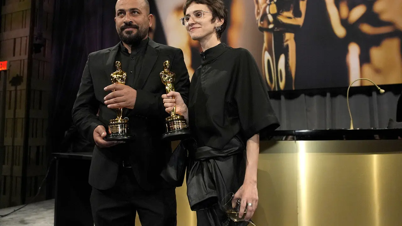 Hamdan Ballal (kiri) dan Rachel Szor dalam Piala Oscar 2025 (AP Photo/John Locher)