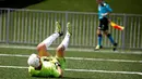Penjaga gawang klub Ironi Or Huda, Isaak Hayik (73 tahun) saat pertandingan Liga Bet South A melawan Maccabi Ramat Gan di  Or Yehuda, Israel, 5 April 2019. Guinness World Record mencatat Isaak Hayik sebagai pemain profesional tertua yang masih aktif bermain. (REUTERS/Amir Cohen)