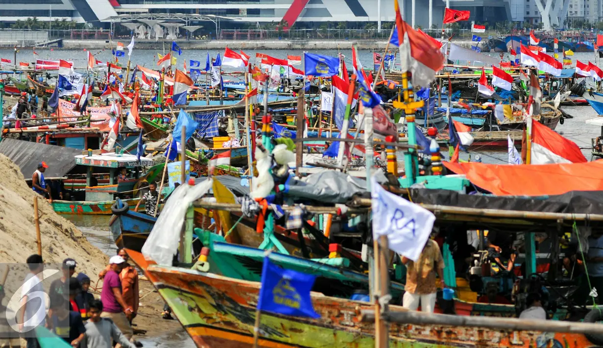 Nelayan Muara Angke melakukan aksi tolak reklamasi di salah satu pulau hasil reklamasi Teluk Jakarta, Minggu (17/4/2016). Nelayan Muara Angke menolak reklamasi karena dianggap merugikan nasib para nelayan. (Liputan6.com/Yoppy Renato)