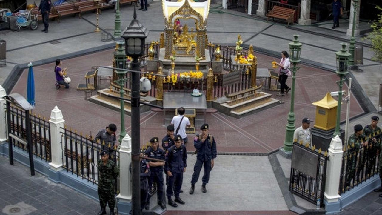 Ketatnya pengawalan tersangka bom Bangkok saat rekonstruksi