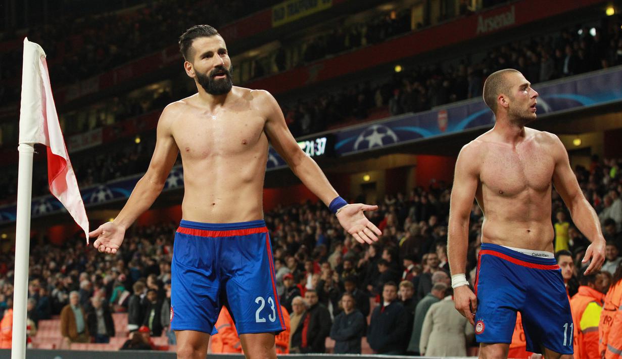 Para pemain Olympicos membuka baju merayakan kemenangan atas Arsenal pada laga Liga Inggris di Stadion Emirates, Inggris, Rabu (30/9/2015). (EPA/Sean Dempsey)