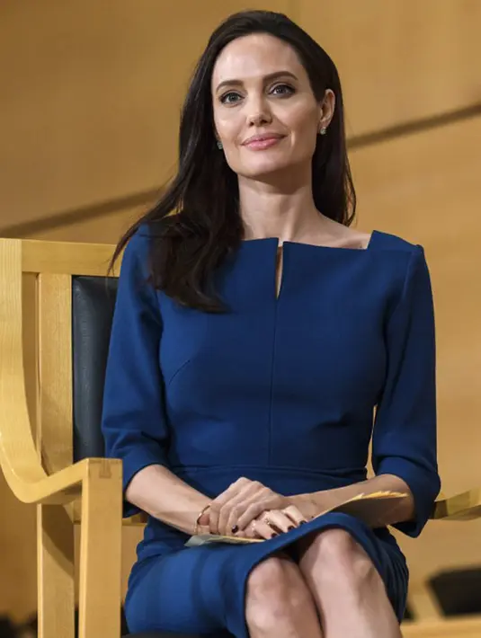 Di tengah problema rumah tangganya  saat ini, dilaporkan Hollywood Life Jolie telah siap menjalin cinta lagi. Bahkan saat ini dikabarkan dirinya sedang mencari sosok pria yang menggantikan Pitt. (AFP/Bintang.com)